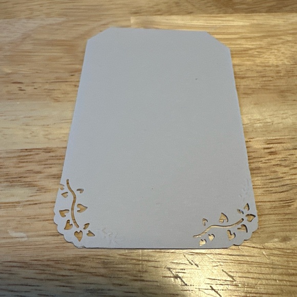 Fiskars 3-in-1 Embossed Scalloped Edge  Corner Paper Punch - Picture 7 of 9